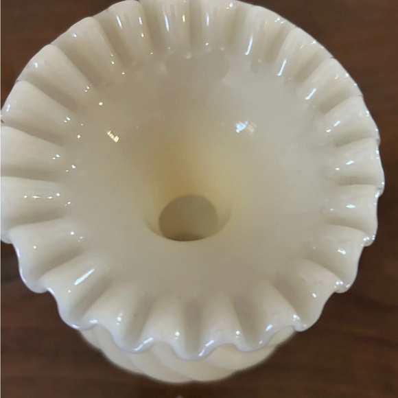 Vintage Fenton Frosted Satin Glass Swirl Ruffled Crimped Vase Cream Label 6" - Picture 3 of 5